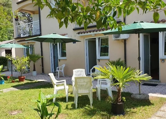 Garden Chiara בית הארחה 3*